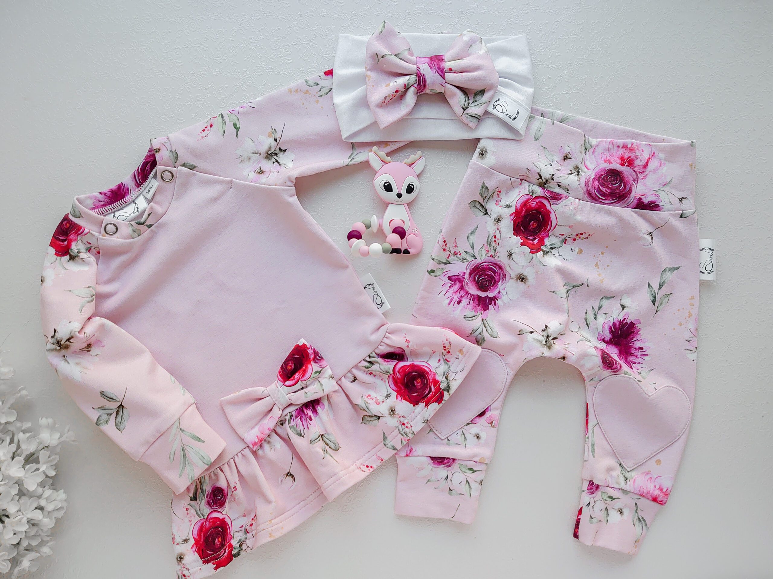 Roosad-lilledega-lillelised-tüdrukute-tuunika-kleit-dressipluus-satsidega-mugavad-ja-ilusad-riided-tüdrukule-vastsündinule-katsikukingitus-kinkekomplekt1