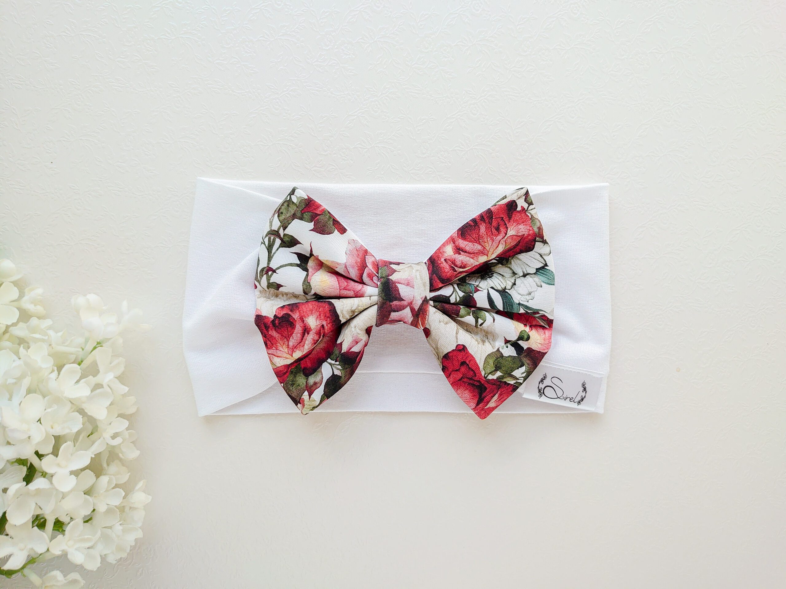 Valge-ja-punast-roosidega-blossom tüdrukute puuvillane suure lipsuga peapael suveks