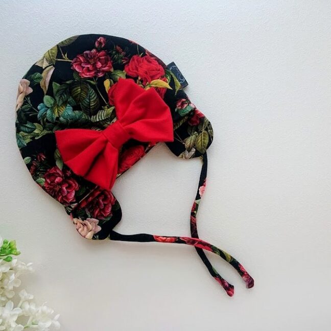 Must punaste rooside ja suure lipsuga kevadmüts / sügismüts Blossom