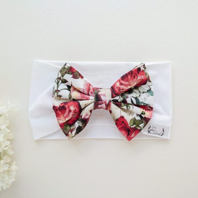 Valge-ja-punast-roosidega-blossom tüdrukute puuvillane suure lipsuga peapael suveks