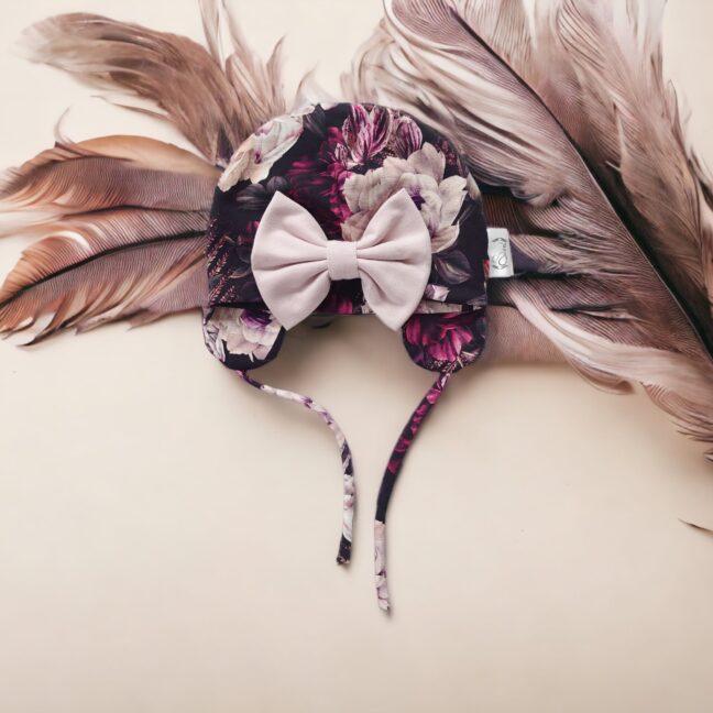 Tüdrukute tume lillakirju vnaroosa lilleline kevadmüts sügismüts suure lipsuga kevadeks ja sügiseks, käsitöömüts beebile, tüdrukule katsikukingitus