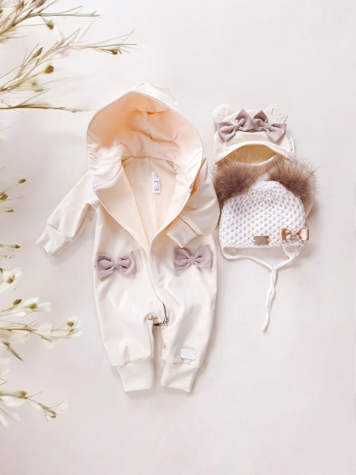 naturaalvalge beežide lipsudega tüdrukute softshell kombekas, meriinovoodriga softshell beebidele, käsitöökombe