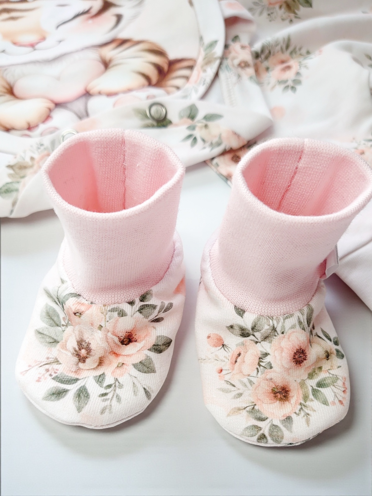 Tüdrukute pastellroosa ja valge tiigri pildiga nunnu beebibodi ja tuukrimüts ja meriinovillase voodriga beebipapud vastsündinu katsikukingitus, beebi kinkekomplekt sünniks, beebipidu, kingitus beebipeole, tüdrukule,käsitööriided beebile, luksuslik kinkekomplekt unikaalne eesti disain