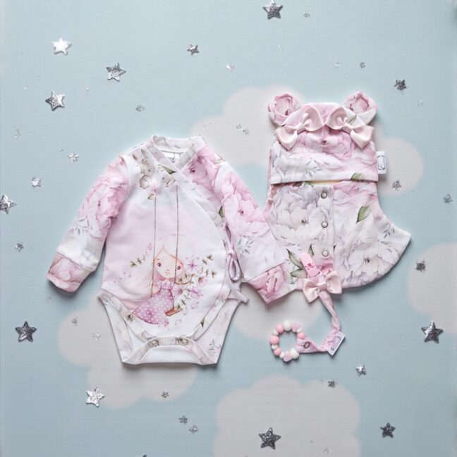 Tüdrukute heleroosa ja valge beebibodi ja tuukrimüts lutihoidja närimisrõngaga vastsündinu katsikukingitus, beebi kinkekomplekt sünniks, beebipidu, kingitus beebipeole, tüdrukule,käsitööriided beebile, luksuslik kinkekomplekt unikaalne eesti disain