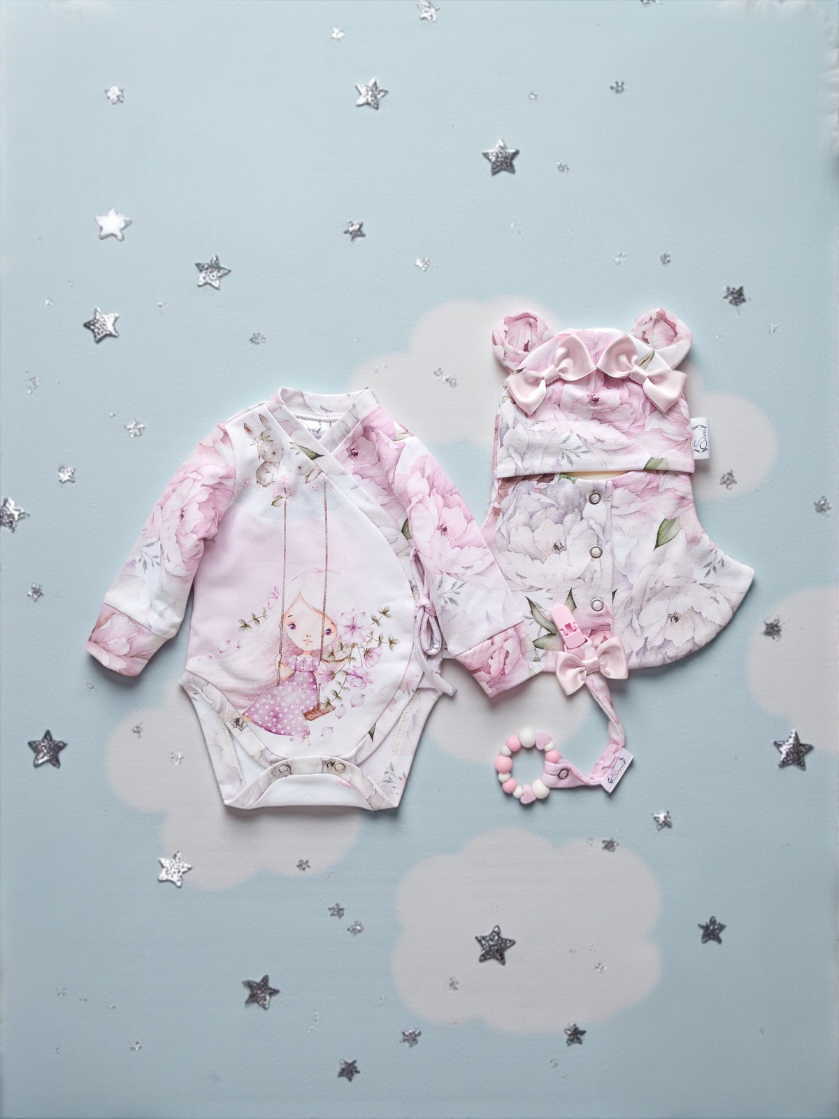 Tüdrukute heleroosa ja valge beebibodi ja tuukrimüts lutihoidja närimisrõngaga vastsündinu katsikukingitus, beebi kinkekomplekt sünniks, beebipidu, kingitus beebipeole, tüdrukule,käsitööriided beebile, luksuslik kinkekomplekt unikaalne eesti disain