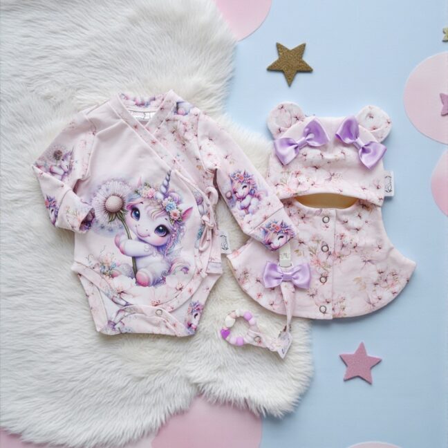 Tüdrukute maagiline ükssarvikuga hobusega beebibodi ja tuukrimüts lutihoidja närimisrõngaga vastsündinu katsikukingitus, beebi kinkekomplekt sünniks, beebipidu, kingitus beebipeole, tüdrukule,käsitööriided beebile, luksuslik kinkekomplekt unikaalne eesti disain