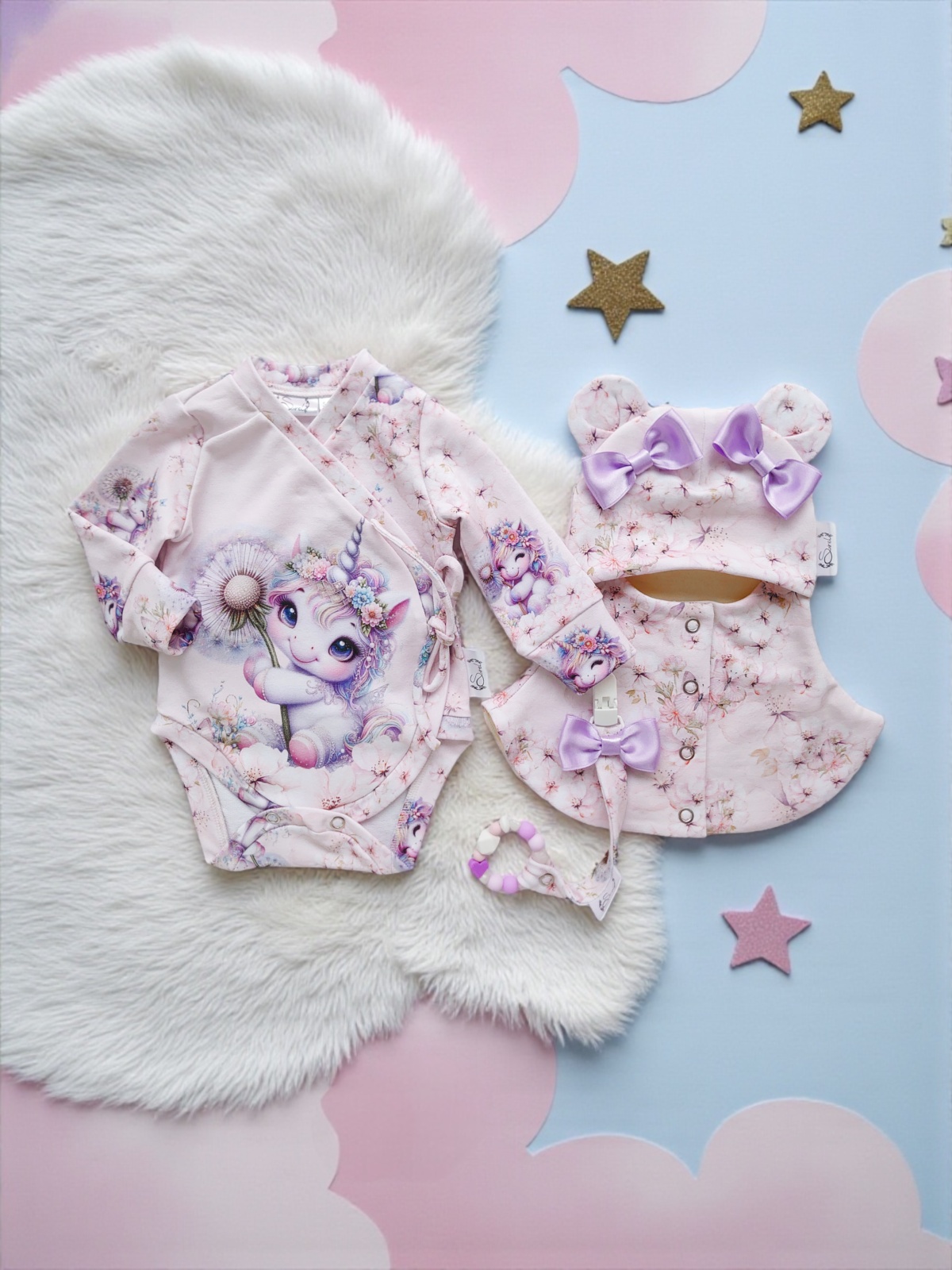 Tüdrukute maagiline ükssarvikuga hobusega beebibodi ja tuukrimüts lutihoidja närimisrõngaga vastsündinu katsikukingitus, beebi kinkekomplekt sünniks, beebipidu, kingitus beebipeole, tüdrukule,käsitööriided beebile, luksuslik kinkekomplekt unikaalne eesti disain